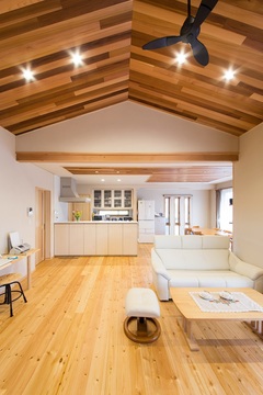 レッドシダーの無垢板張りの勾配天井がオシャレなLDKは広さにたっぷりゆとりを持たせてあり、抜群の開放感。ダイニングは二方向に開口部を設け、明るく清々しい無垢の空間で食事をゆったり楽しめる