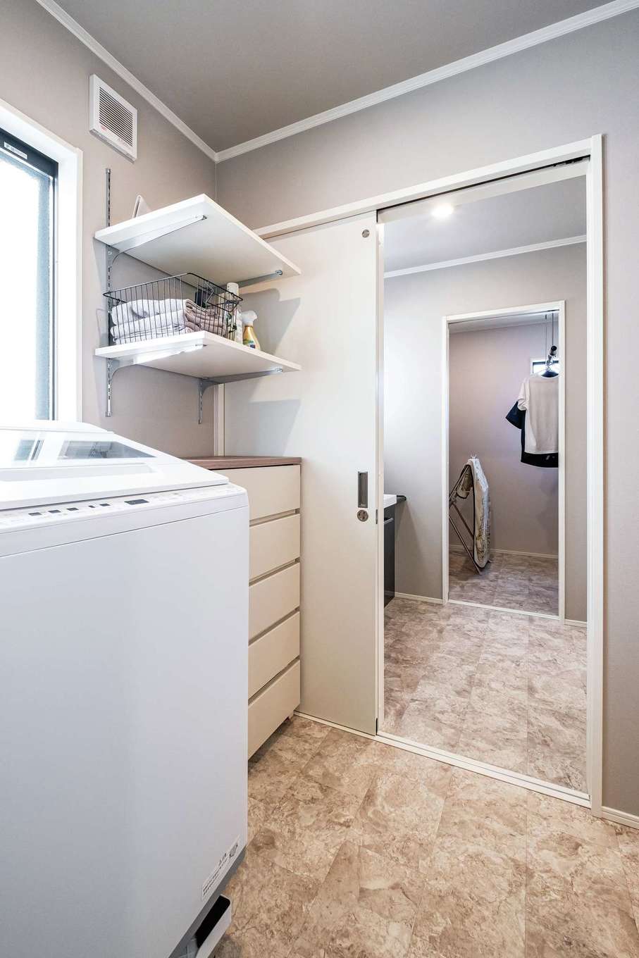 旭建設【子育て、収納力、間取り】手前から脱衣室、洗面室、ランドリールーム。一直線に続く水回りが使いやすさの秘訣