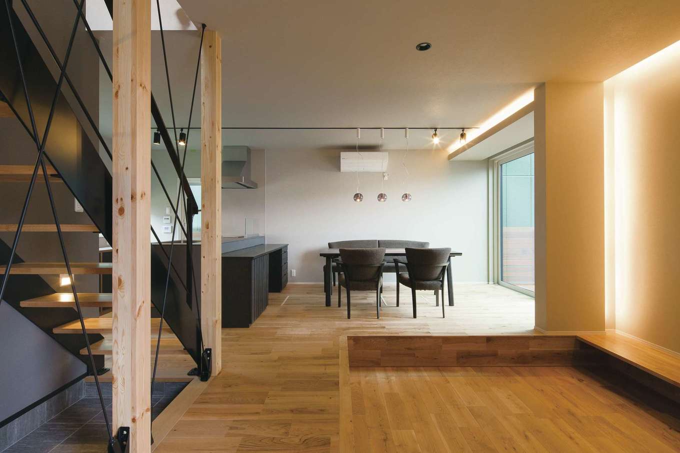 クラフトハウス【デザイン住宅、狭小住宅、建築家】LDKのワンフロア。ダウンリビングで緩やかに空間を仕切っている