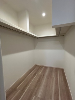 広々としたウォークインクローゼット。衣類を整理しやすく、見やすく取り出しやすい収納設計が魅力。