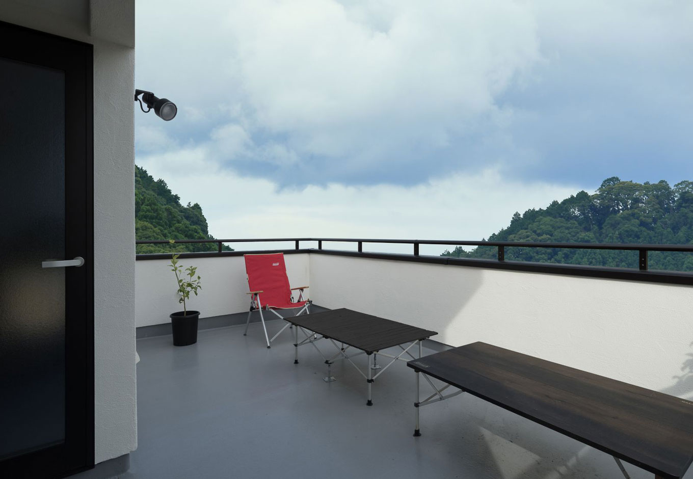 アイジースタイルハウス【デザイン住宅、高級住宅、ガレージ】3階部分はプライベートバルコニーに。家族や友人とのバーベキューを楽しんでいるという