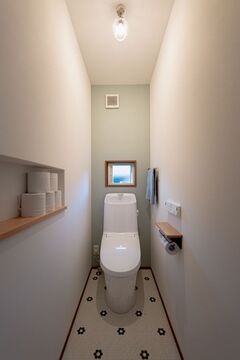 シンプルで機能的な２階トイレ空間。
落ち着いた色合いがリラックスした雰囲気を演出している。