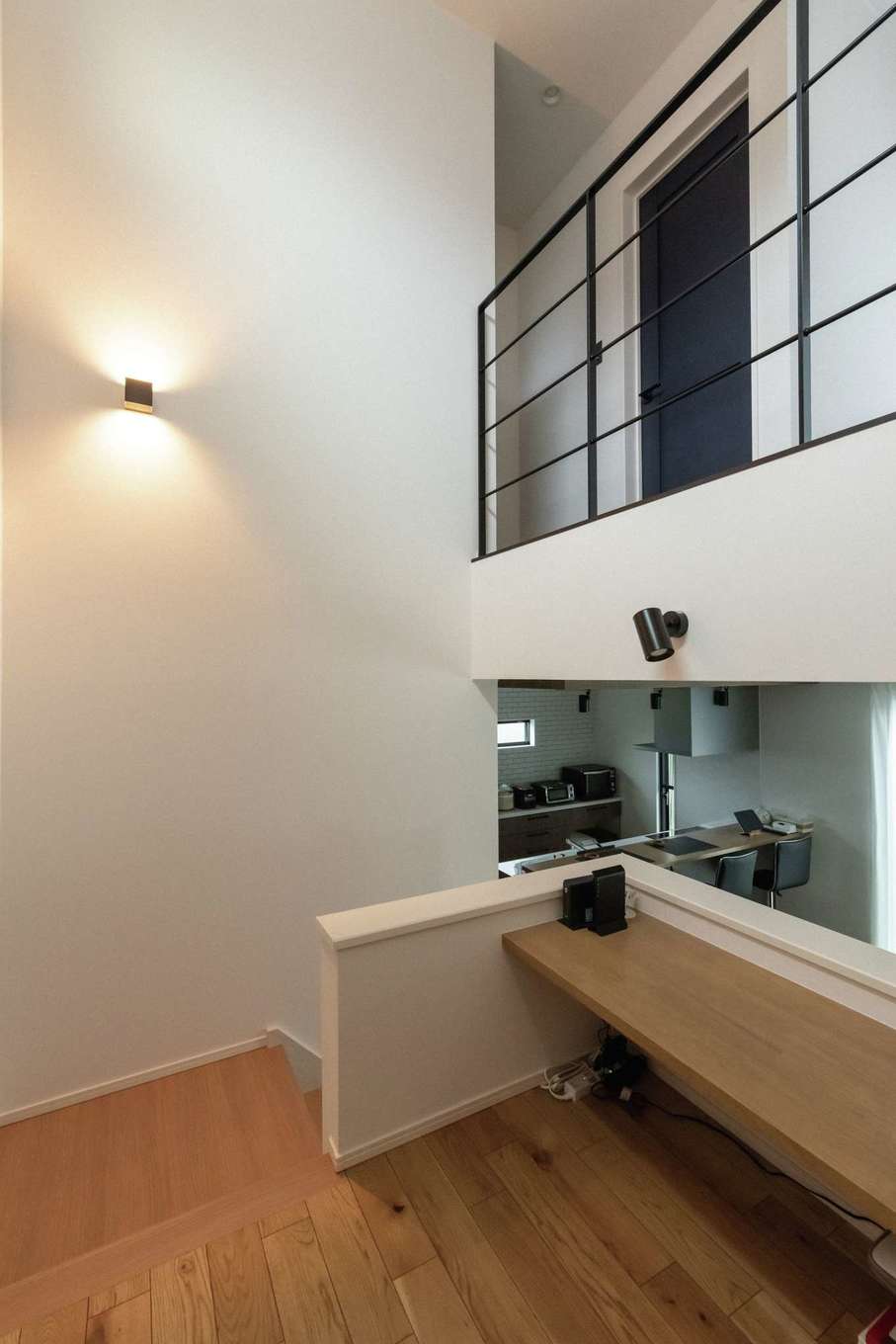 HAPPY HOUSE（山田工務店）【デザイン住宅、間取り、スキップフロア】スキップフロアにカウンターを用意。キッチンやリビングから目が届き、お子さんも安心して過ごせる