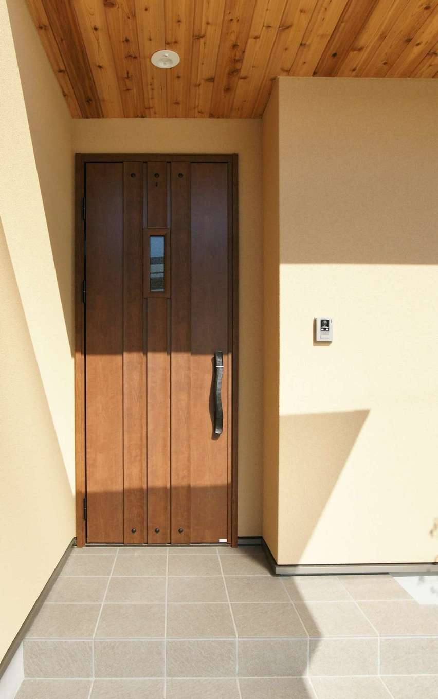 RIKYU 一級建築士事務所【デザイン住宅、間取り、建築家】西尾モデルハウスを参考に、軒天にレッドシダーを貼ってニュアンスを出した玄関ポーチ。雨の日も濡れにくく、ストレスを軽減