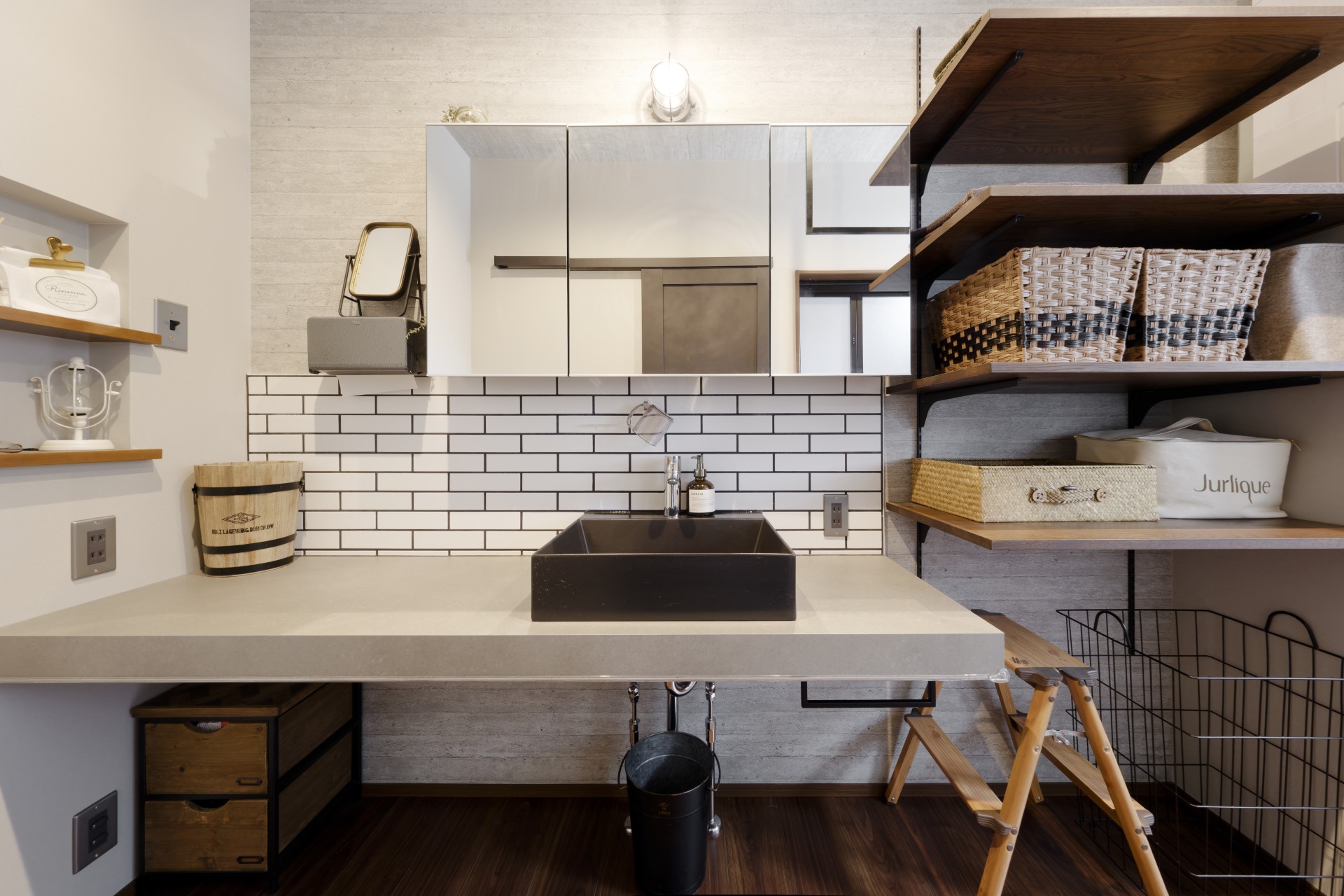 アサヒグローバルホーム｜デザインも機能もイメージ通りのランドリールーム兼洗面・脱衣室。4畳の空間内で洗濯～乾燥or室内干しまで叶い、ワイドな洗面カウンターで乾いた洗濯物を畳むこともできる。縦型洗濯機を置けるよう、ガス衣類乾燥機の置台を高めに設置したのもこだわり