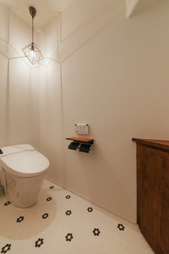 お手洗いも素敵空間！！照明一つで雰囲気が変わります