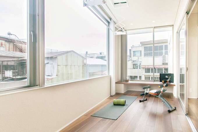 洗濯ものを干したまま外出できるサンルーム。共働き夫婦の強い味方。ご主人のトレーニングルームにも最適だ
