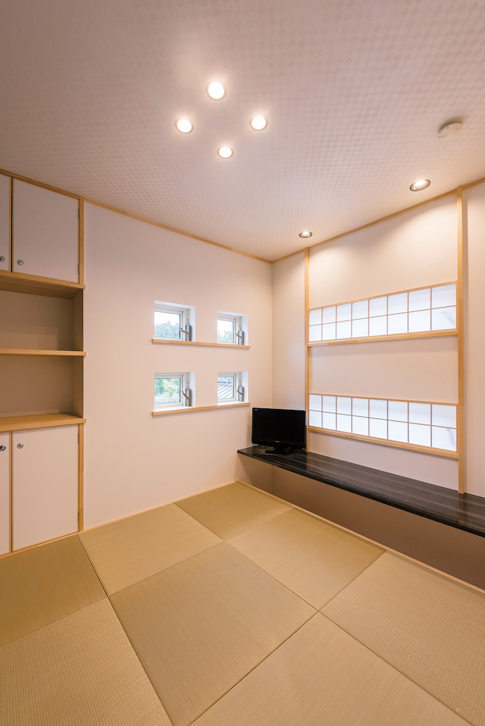 靖和工務店｜隠れ家的な秘密の和室。奥は掘りごたつになっており、書斎としても使える