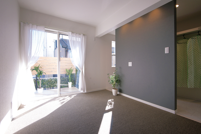 寝室にはクローゼットを完備。クロスはシックな色合いに。朝は外から明るい光が差し込む