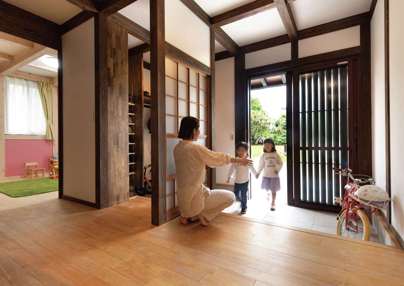 サイエンスホーム【デザイン住宅、趣味、自然素材】ふるさとの実家を思わせる広い土間玄関