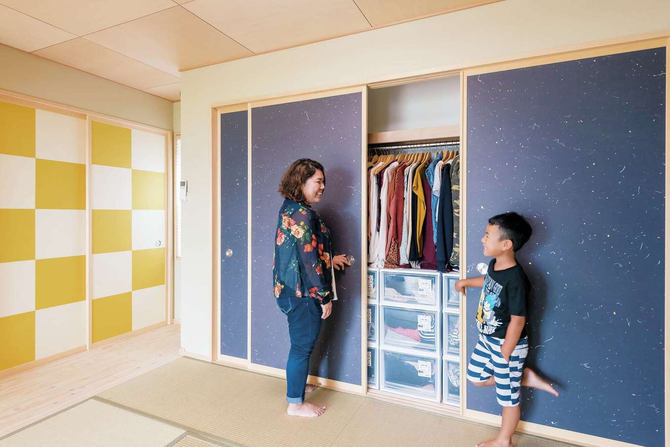 フジモクの家（富士木材）【子育て、自然素材、インテリア】1階和室の大型クローゼットには、家族全員分の普段使いの洋服がたっぷり収納できる。洗濯後もすぐにしまえて、使い勝手も抜群だ