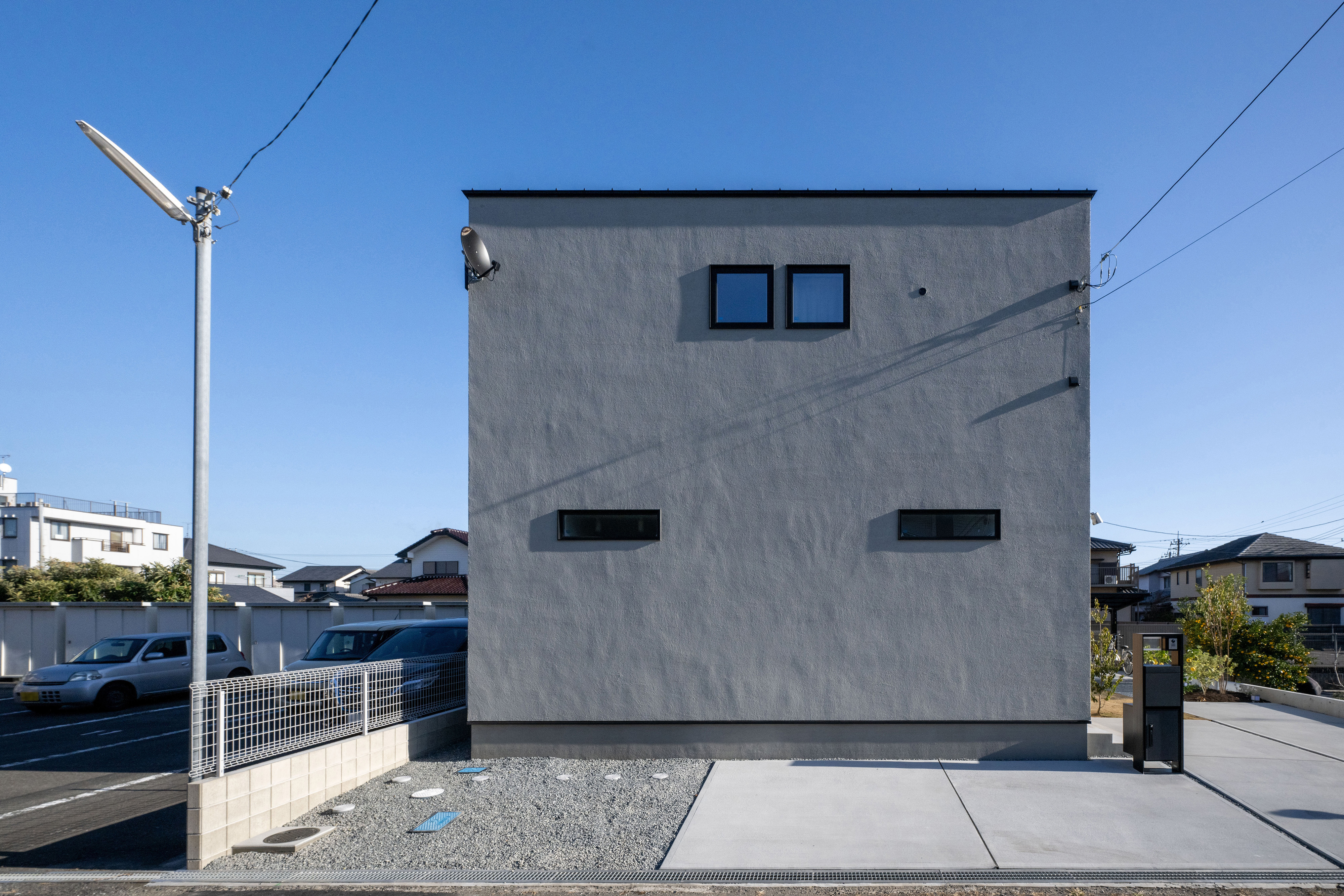 ハウスプラン（R＋house沼津・富士）【デザイン住宅、省エネ、建築家】通り側は閉じたデザイン。窓の配置も美しい