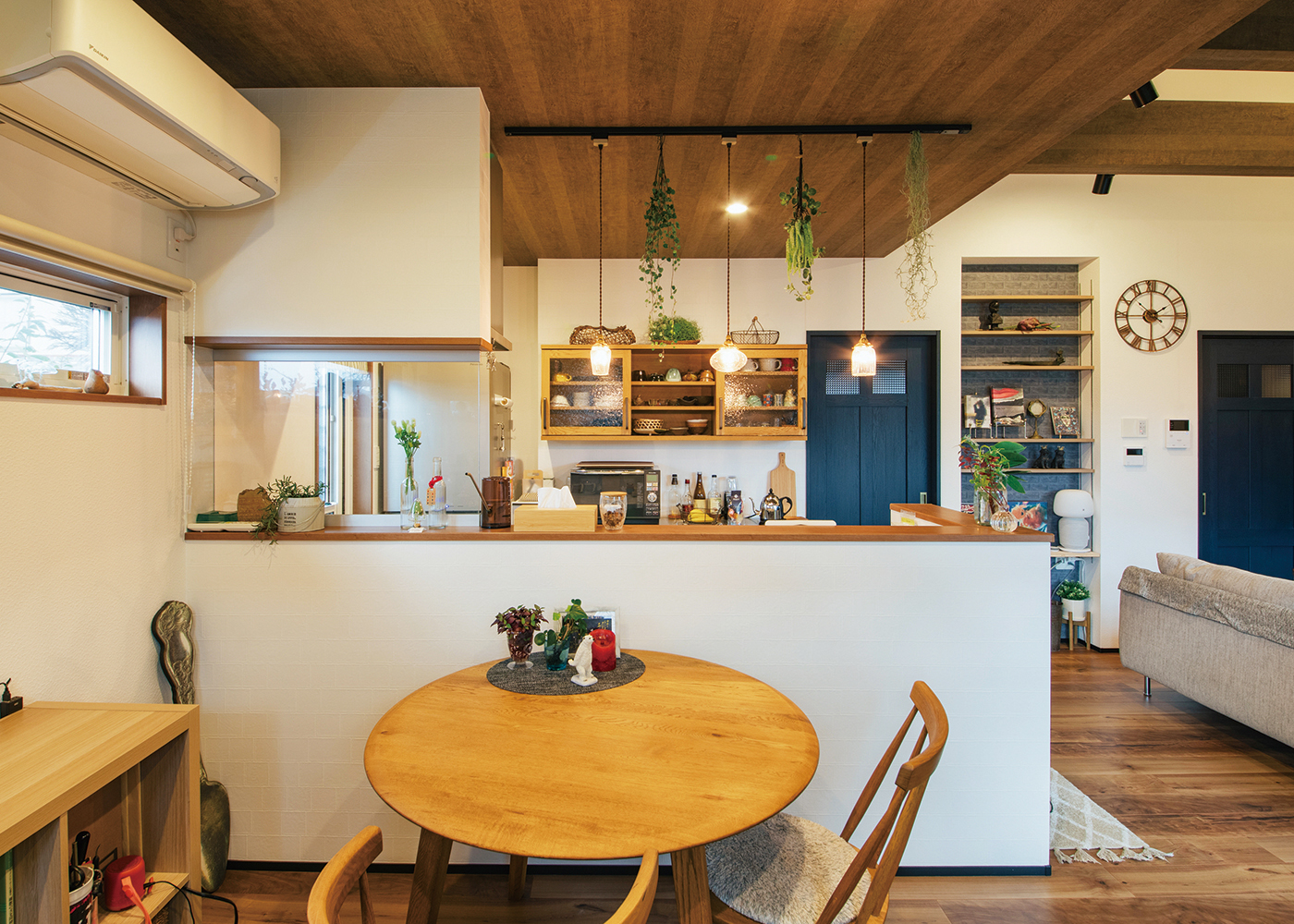 吉川住建【間取り、平屋、鉄骨鉄筋コンクリート構造】キッチンとダイニングは木目の天井に。壁を凹ませたニッチには可動棚を造作するなど、細部までこだわって仕上げた