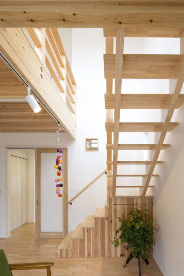 一級建築士事務所 GO_AN (ゴアン)【デザイン住宅、建築家、自然素材】造作したリビング階段はストリップ階段になっており、光と風を１階にとどける。