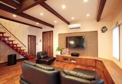 赤い鋼材の階段がインパクト大。Ｌ字型の収納はベンチとしても活用できる