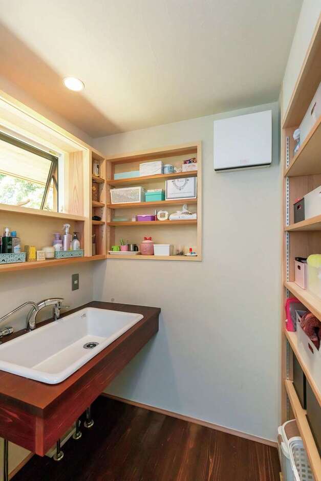 床と洗面台は漆塗り仕上げ。収納棚も造作