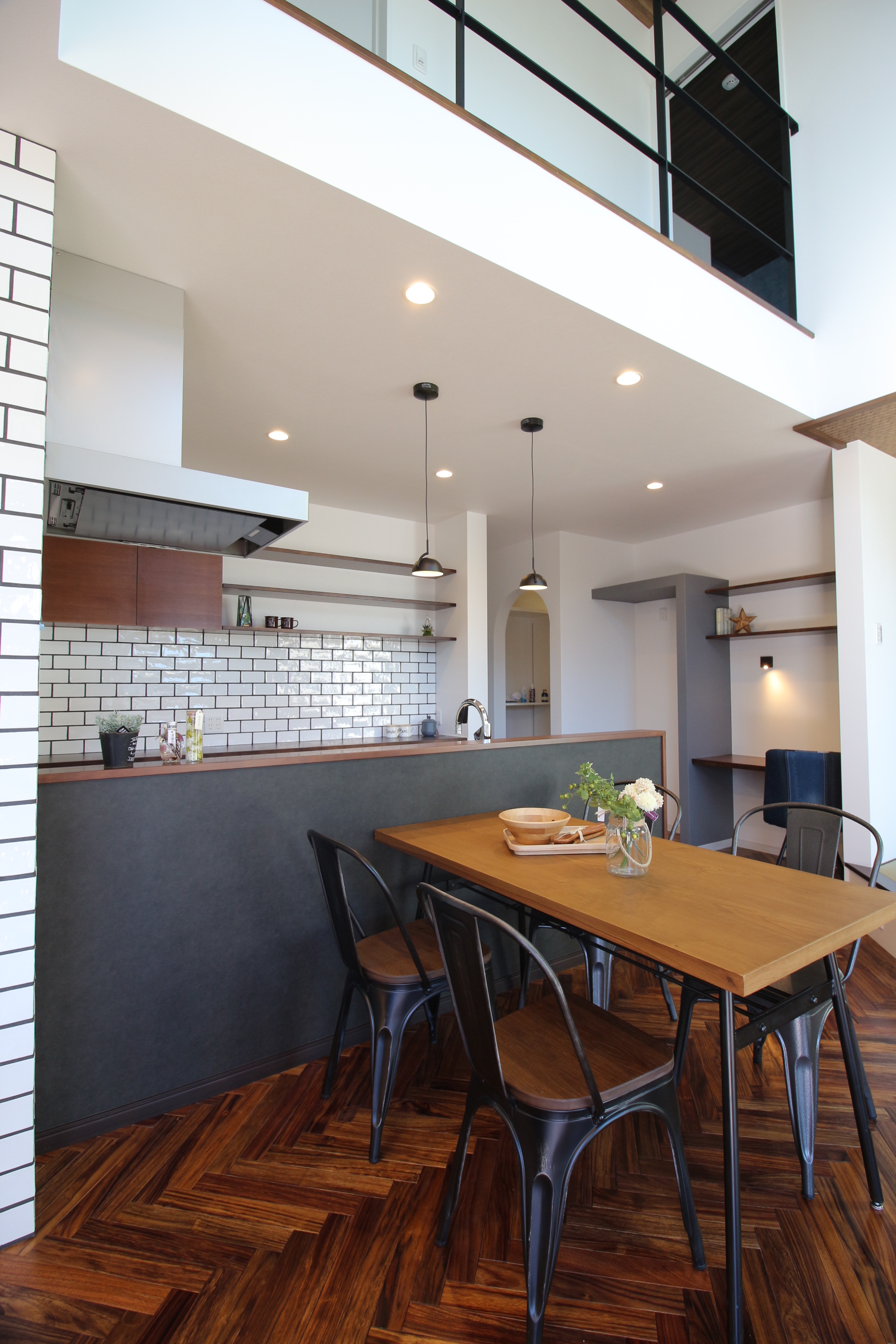 小野田産業～designers house project～【デザイン住宅、収納力、自然素材】タイルやオリジナルの造作棚を採用したキッチンは、奥様が使いやすい動線に