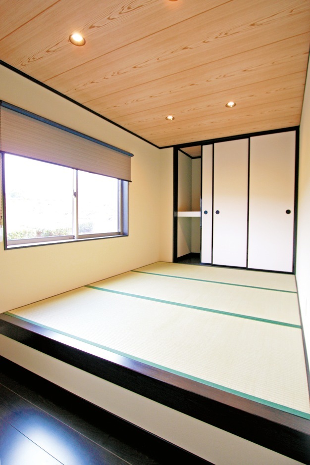 寝室用に設えた和室は、1.5畳分のフローリング＋3.5畳分の小上がり。い草の匂いに癒される和の空間