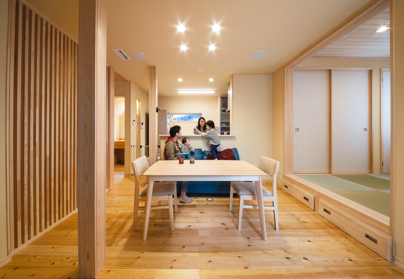 瀧口建設｜厚さ30mmのアカマツの無垢床と珪藻土の壁で仕上げたLDKは自然素材の心地よさに包まれた快適空間。パッシブエアコン（全館空調）によって室内の温度差がなく年中快適な温度をキープ。古い柱は無垢板で囲って補強されている