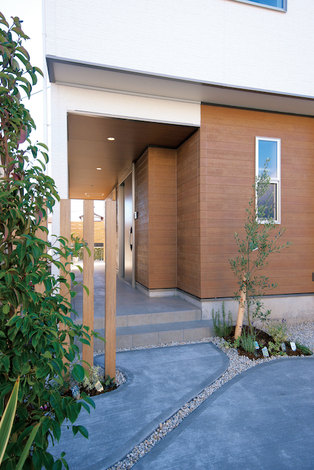 玄関前の通路はテラスまで抜けられるプライベート空間