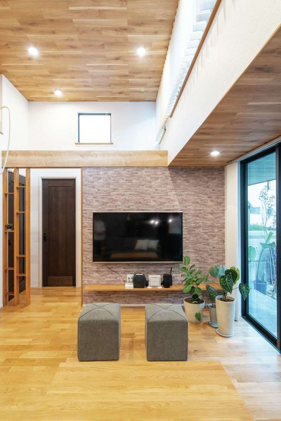 丸昇彦坂建設【デザイン住宅、省エネ、間取り】高気密・高断熱の2×4工法に加えて高性能な断熱材を使用。さらに、窓に用いたアルゴンガス入りのペアガラスは単板ガラスに比べて約4.6倍の断熱効果がある