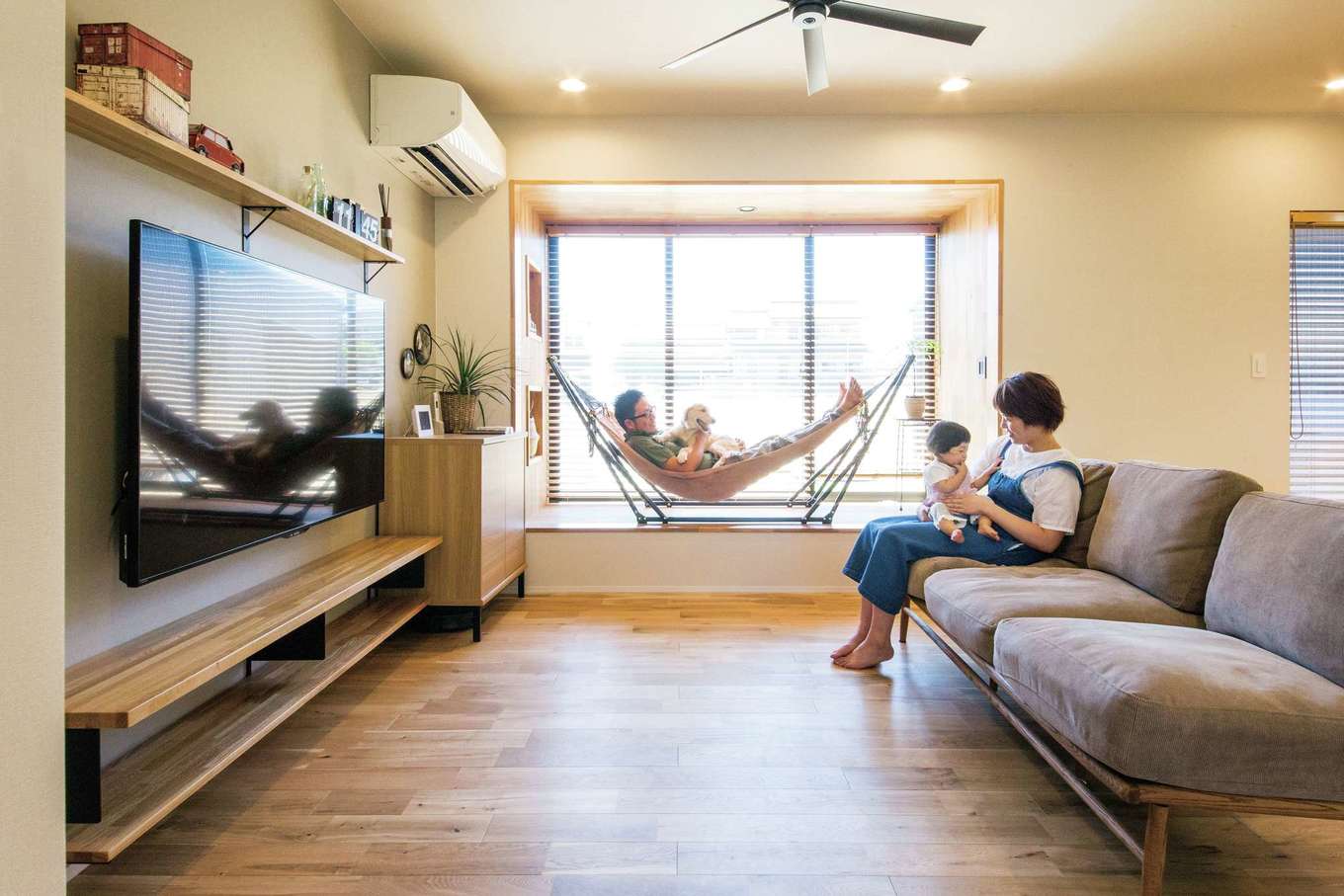 SEVEN HOUSE/セブンハウス【デザイン住宅、平屋、子育て】LDKのリビングスペース。奥行きのある出窓にはハンモックを設置した。出窓が大きな額縁となり、大きなアートのような視覚効果も　