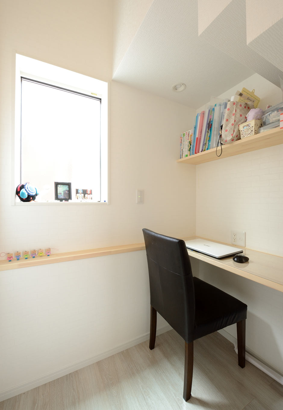 DISTANCE 野本建築【省エネ、間取り、スキップフロア】集中力UPに一役買っている階段下の隠れ家スペースは奥様用