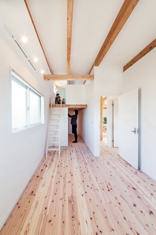 ご主人の仮眠スペース。ウォークインクローゼット上部のロフトに趣味部屋を作った