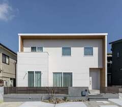 スタイリッシュな箱型の2階建て。外構も同社が手がけ、統一感のある外観が実現