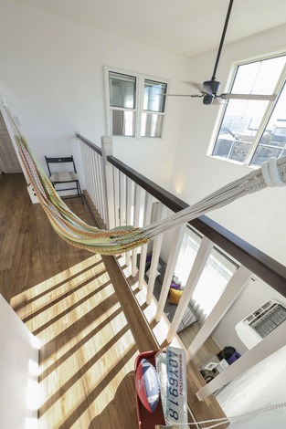 室内の2階部分に設置されたハンモック付きのフリースペース。明るい光が差し込み、心地よい時間を過ごせる