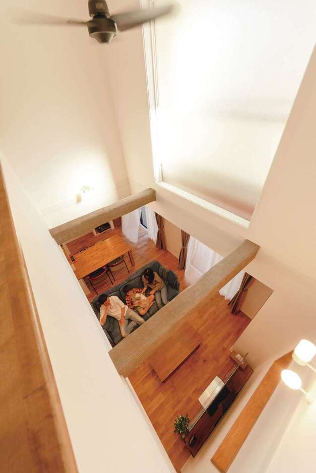 吹抜けの大きなFIX窓からやわらかな光が降り注ぐ