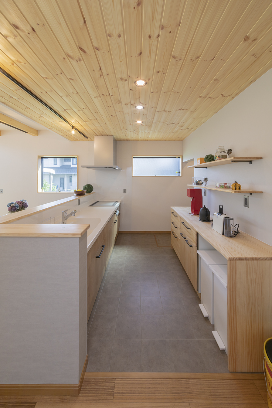 REIWA HOUSE（令和ハウス）｜木のあたたかみがあふれるキッチン。
冷蔵庫やレンジは右奥のパントリーにしまい、見た目もすっきり。