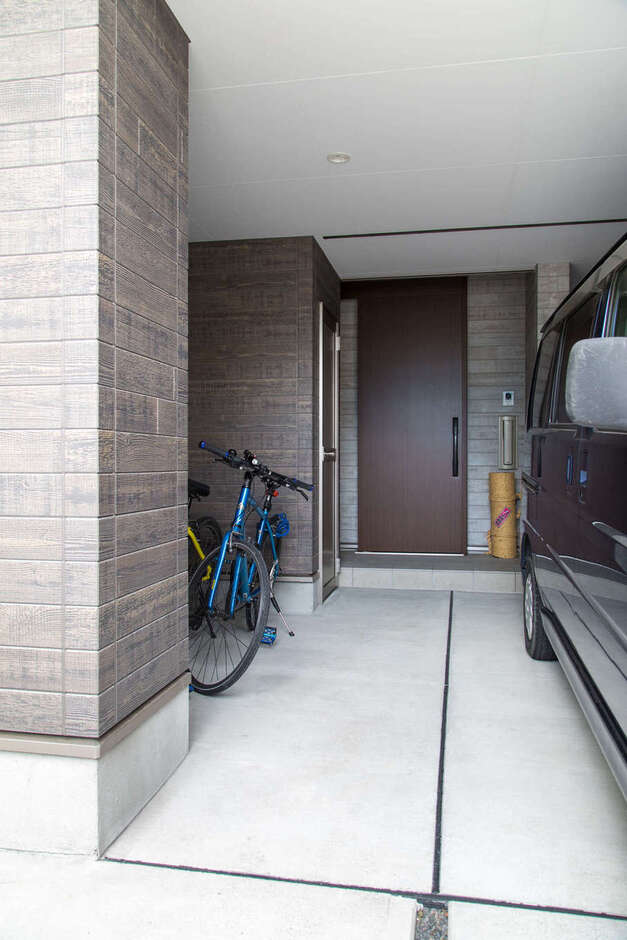軽自動車がピッタリ入るビルトインガレージ。玄関の位置は綿密に計算して、駐車している状態でも人や自転車の出入りの動線に配慮