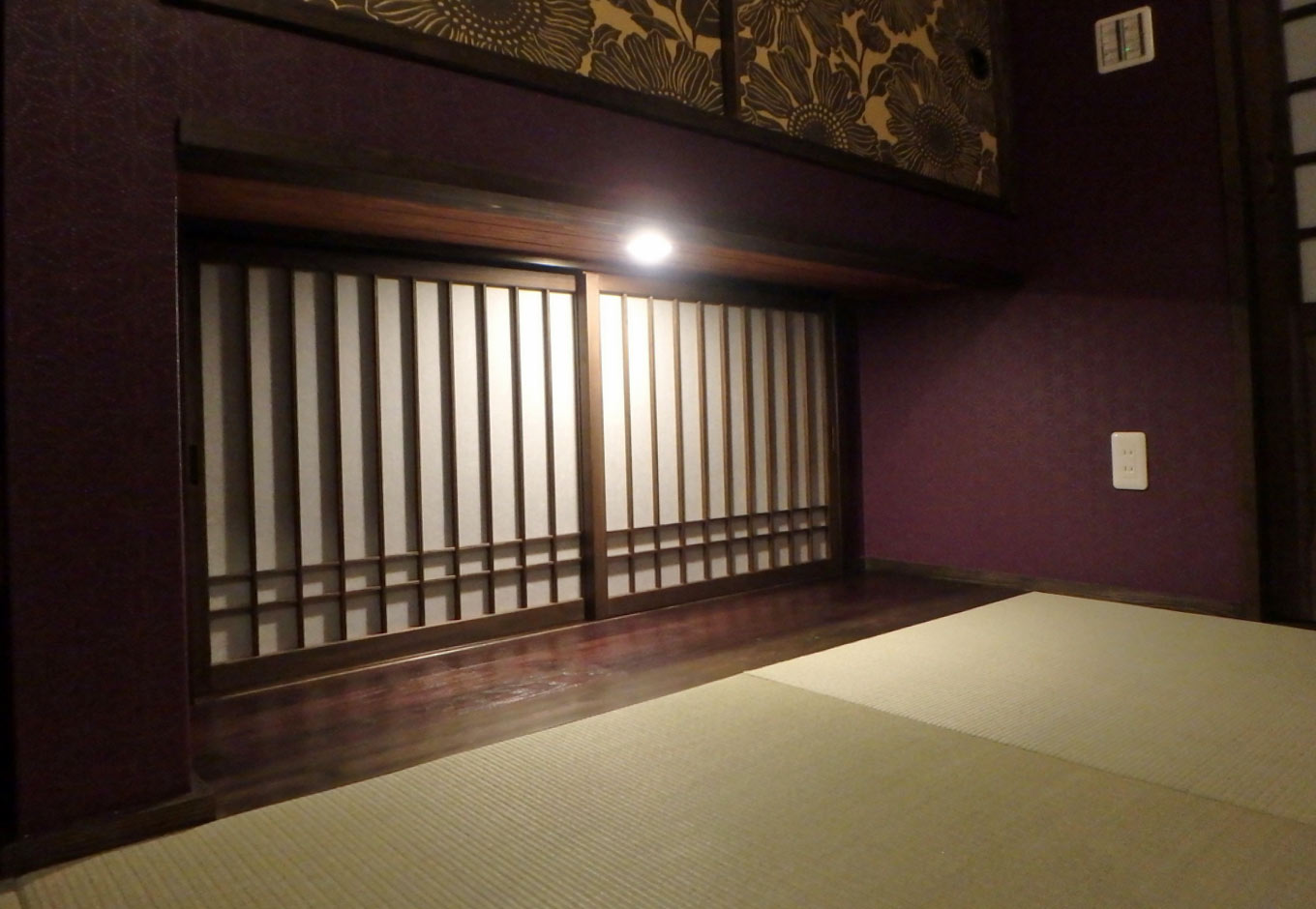 TDホーム静岡西 ウエストンホームズ【和風、自然素材、省エネ】明かりに照らされた木製障子の地窓はダークな印象の和室に光を与え、広がり感をもたらす