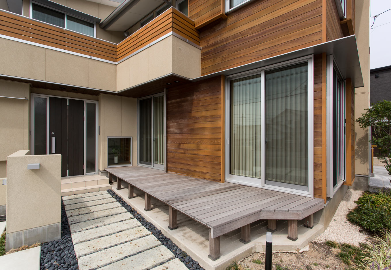 丸洋建設 ハウスオブハウス【自然素材、間取り、デザイン住宅】大谷石のアプローチ、木と塗り壁のコントラストが美しい