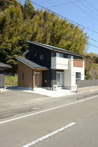 シンプルモダンのデザインが美しいS邸の外観。5kWの太陽光発電を搭載したゼロエネ仕様。西側の丸窓部分が主寝室