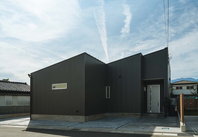 黒を基調としたクールでスタイリッシュな外観。「魅せる屋根」を意識した片流れの屋根を採用し、平屋ならではのデザインに