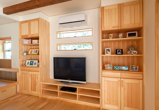 収納とテレビ台は、造作と既製品を組み合わせたもの。コストに配慮しつつ、使い勝手よく仕上がった。床材と色あいをそろえることで、購入家具ではなかなか出せない統一感が生まれている 