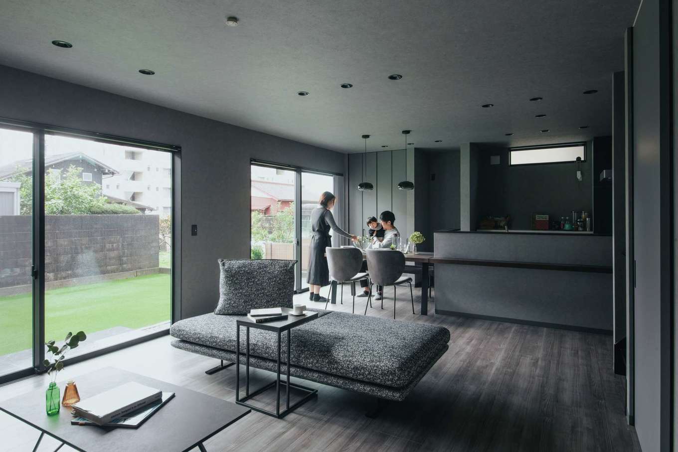 MIOS（マイオス）【デザイン住宅、省エネ、間取り】外観からは想像できないほど開放的な室内。大きな窓が庭の景色を切り取る。庭はゴルフ好きなご主人が練習できるほどの広さを確保した