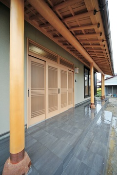 一列に並んだ丸垂木と8mを超える丸桁で組んだ軒下は圧巻の仕上がり。銅板一文字瓦仕上げの屋根にも熟練の職人技が冴え渡る