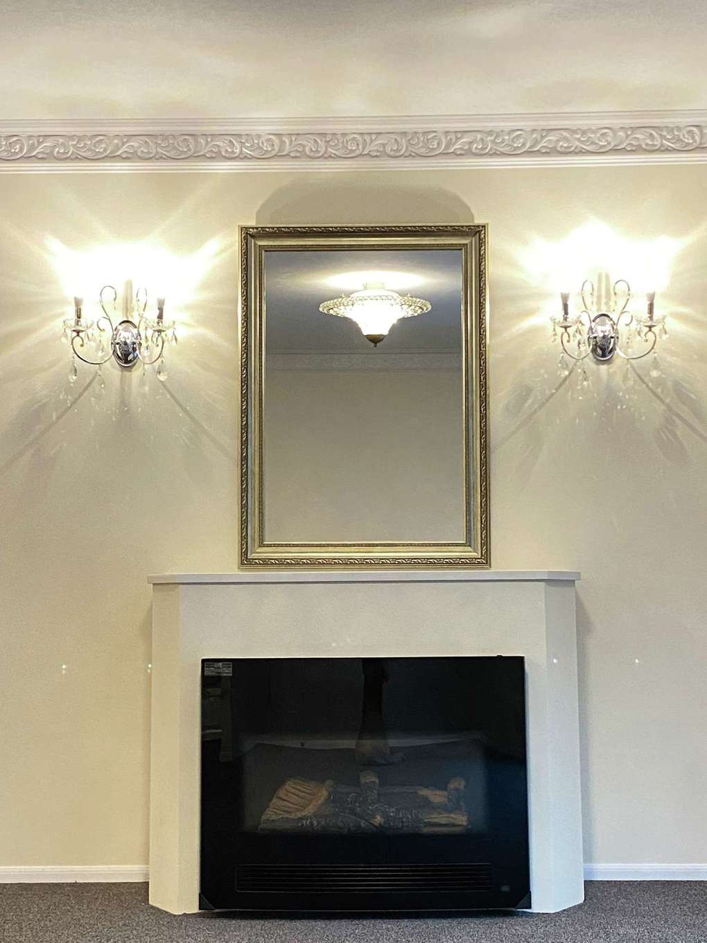 セルコホーム浜松（オバタケイ）【デザイン住宅、輸入住宅、間取り】住宅街で煙を出したくないと、LDKには薪ストーブの代わりにガス暖炉を設置