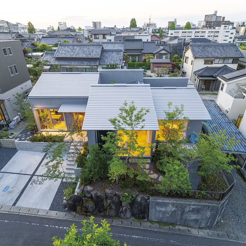 m+h（エムアンドエイチ）建築設計スタジオ【自然素材、建築家、平屋】家中のどこからでも緑が見えるように設計された平屋。両隣に家があっても、中庭から十分な光と風を取り込むことができる。庭はすべて雑木を植え山と同じ土を使ったため、定期的な剪定や肥料も必要がなく手入れにあまり手がかからない