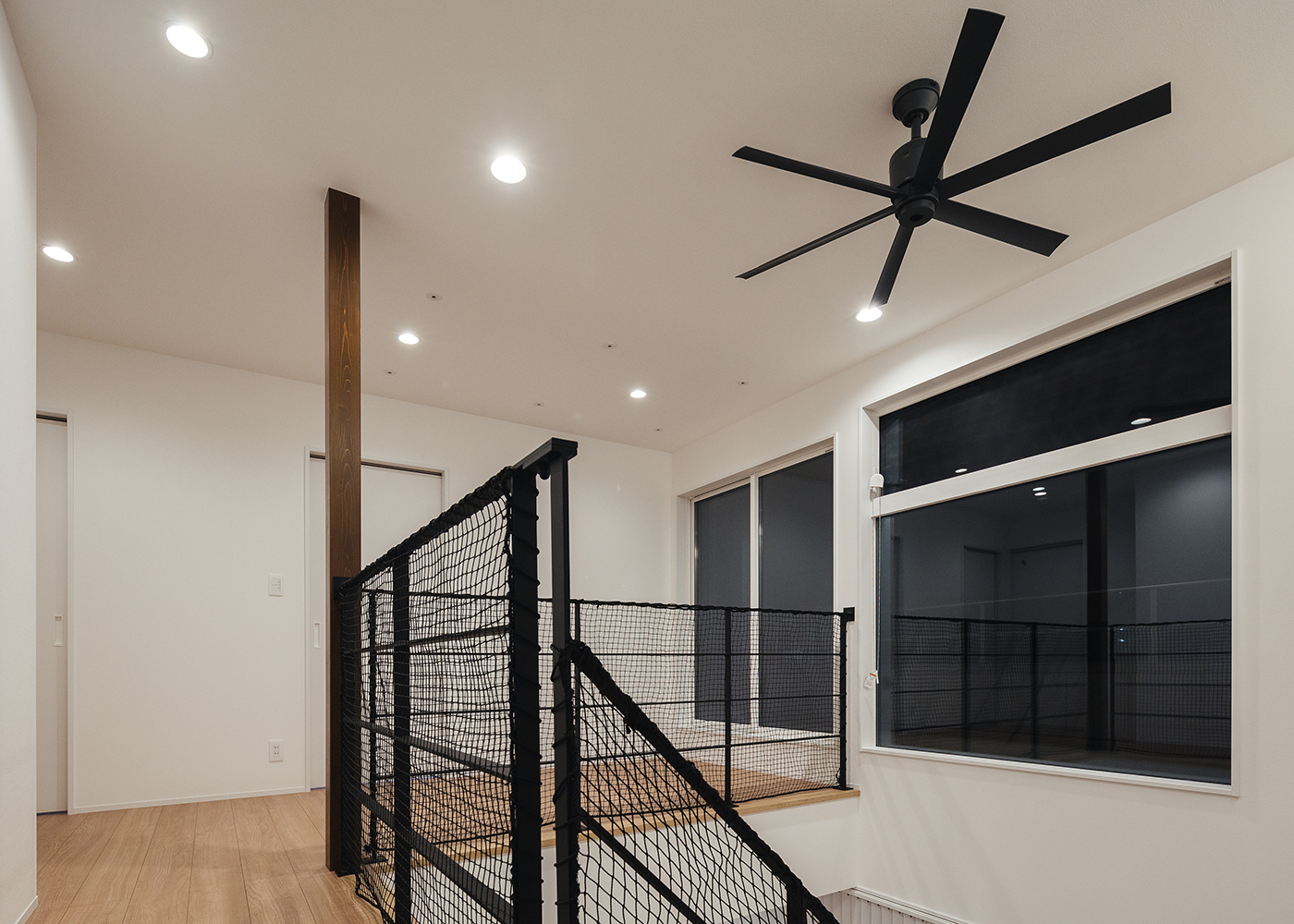 米山住研【デザイン住宅、収納力、インテリア】開放感のある吹き抜け。上部のシーリングファンは見た目にも機能面でも効果的