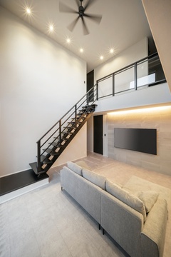 大開口の吹抜けリビングは開放的で何時間でも過ごしたくなる部屋。またリビングに階段を設けることで、自然と家族が集まる空間となっている。