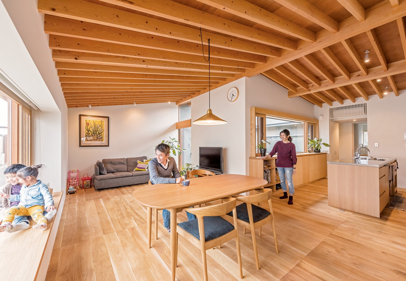 irohaco（アヴァンス）【デザイン住宅、子育て、間取り】設計士さんが最初に描いてくださった図面は２つあって、１つは横長の家、もう１つはコの字型の家でした。横長の家は１階にリビングとキッチンがあって、洗濯機は２階に。コの字型の家は、キッチン、バスルーム、洗濯機など水回りの設備すべてが２階にあって家事動線がいいところが気に入り、コの字型の家を選びました。(奥さま)