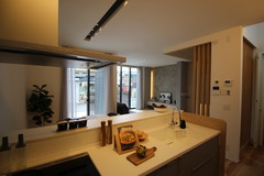 開放的なLDKスペース。キッチンからリビングダイニングが一望でき、作業しながら家族との会話が楽しめる配置となっている。