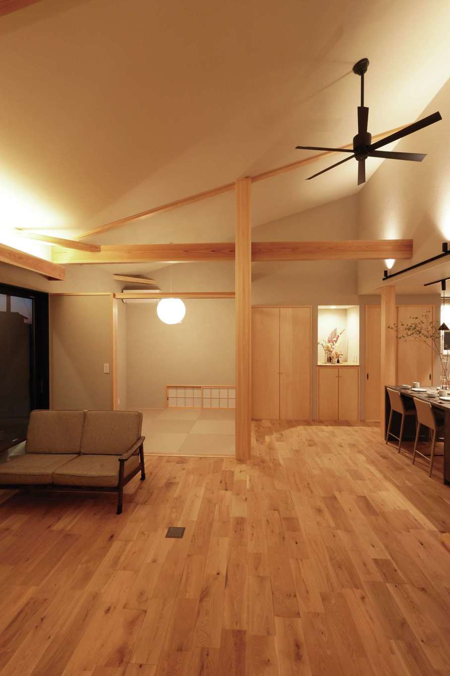 shiro’s（提坂工務店）【趣味、間取り、平屋】無垢床と勾配天井のリビング。大黒柱が存在感を示す