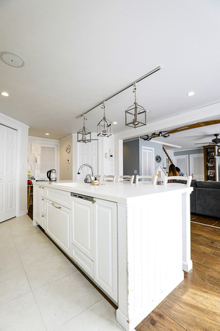 家族5人が横並びで食事ができる広さのアイランドキッチン。カップボードと共にアメリカから取り寄せたもの