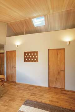 壁上部はアクリル板で視覚的広さと採光を両立