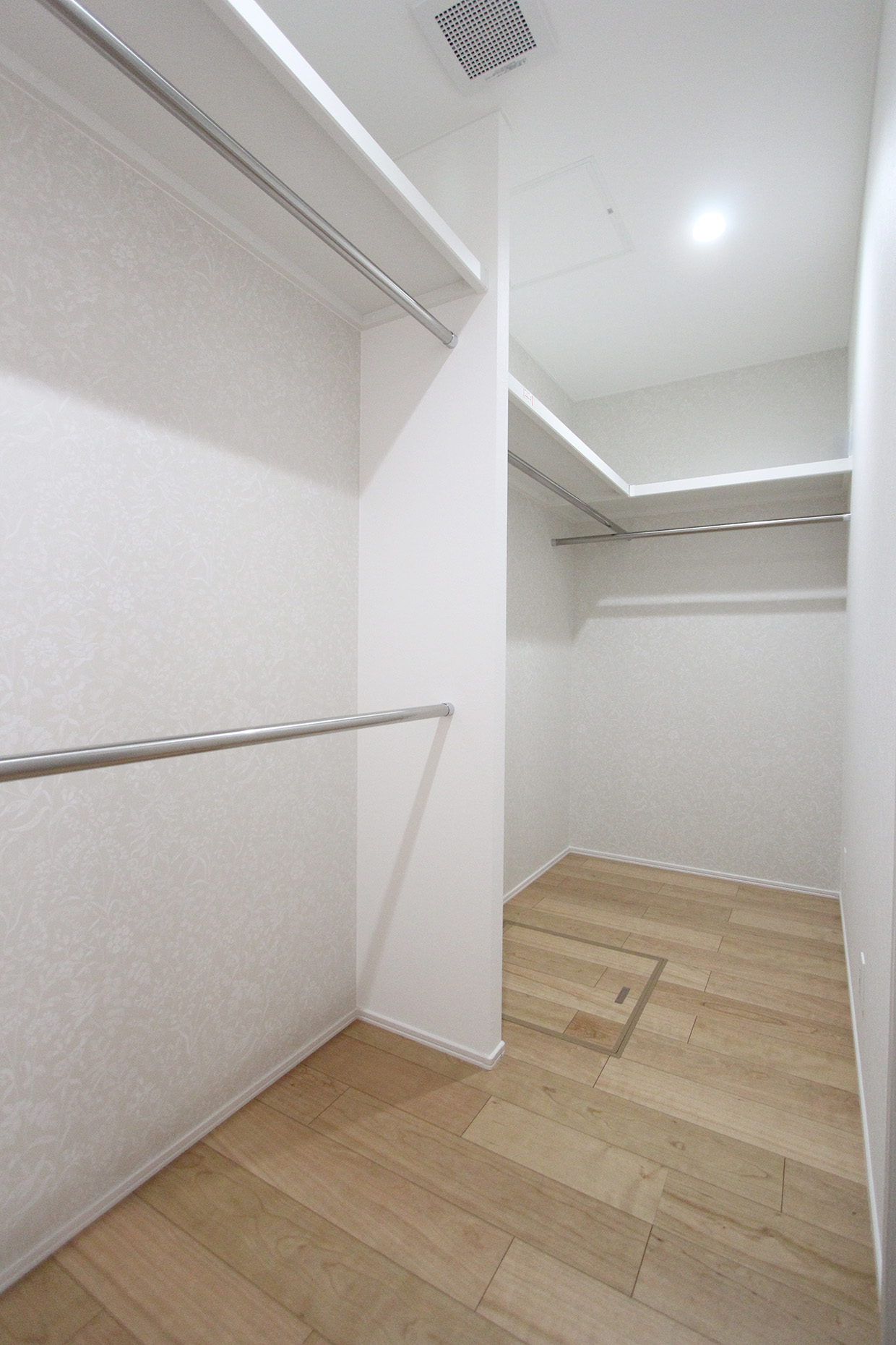 ナイスホーム【デザイン住宅、間取り】キッチン奥の扉からつながるファミリークローゼット。洗濯後の衣類は、動線よくまとめてここに収納できるようにした